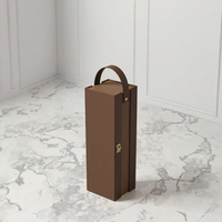Boîte cadeau rigide de la marque Gifting avec poignée de transport, en cuir brun, emballage verrouillable à main