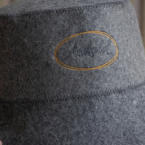 Gorro de Sauna de Lana Pura con Sello Bordado en Oro que Hace que el Calor se Sienta como un Recuerdo Lejano - Product Image 6