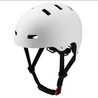 Casque de vélo de skateboard de scooter d'enfants cool en gros d'usine caractéristique sportive respirante de couleur personnalisée