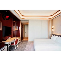 Meubles d'hôtel sur mesure en placage de bois, finition anti-rayures et résistante à l'usure, suite de chambre à coucher avec fenêtre du sol au plafond, 5 étoiles