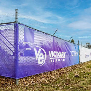 Striscione Pubblicitario in Rete Personalizzato Traspirante per Recinzioni Stradali - Product Image 1