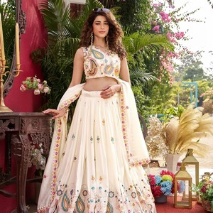 Lehenga Choli para Mujer de Proveedor Indio con Bordado Premium y Diseño Elegante para Fiestas, Disponible a Precio de Exportación - Product Image 3