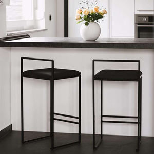 Tabouret de bar moderne en plastique noir avec pieds en métal et repose-pieds pour le petit-déjeuner et chaise de bistro - Product Image 2