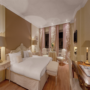 豪华酒店卧室家具阿拉伯风格迪拜市著名五星级酒店阿拉伯实木床配床上