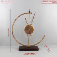 Horloge de table en métal doré en forme de demi-lune, horloge de bureau silencieuse à base solide, ornement de décoration d'intérieur de luxe léger pour le salon