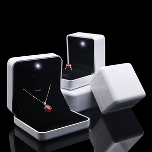Caja de Embalaje de Joyería Personalizable con Logotipo LED, de Cuero PU Ecológico y Moderno, para Guardar Pulseras, Colgantes, Collares y Anillos - Product Image 6