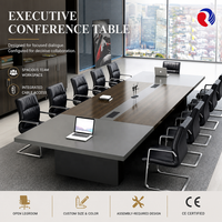 Mobilier de conférence de bureau moderne avec panneaux de surface contrastés, base de rangement et aménagement collaboratif pour réunions