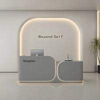 Bureau d'accueil moderne laqué, minimaliste et haut de gamme, style luxe léger, pour salons de beauté, magasins de vêtements, centres de bien-être, cabinets dentaires