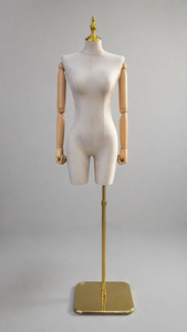 Manichino Torso Maschile di Lusso Rivestito in Tessuto con Testa in Rete Dorata, Braccia in Legno Articolate, Porta Pantaloni Integrato e Mensola per Scarpe - Product Image 4