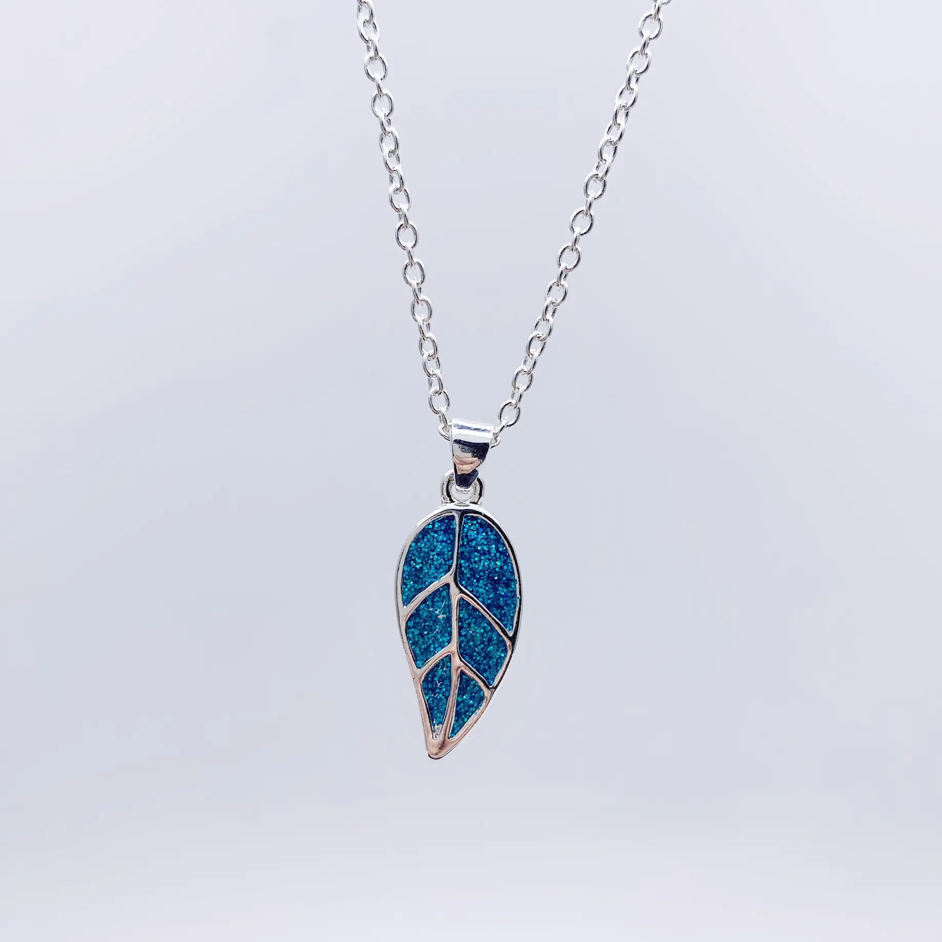 Di trasporto del nuovo Creativo di Disegno Alla Moda di Alta Qualità In Argento Catena Della Collana Del Collare Del Pendente Del Foglio Blu Opale di Fuoco Collana Ragazze Regalo Dei Monili