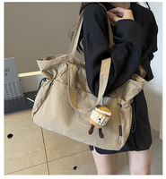 Sac fourre-tout léger en nylon pour femme avec poche latérale à cordon, grande capacité, sac à bandoulière avec pendentif en peluche, sac à main décontracté pour le travail