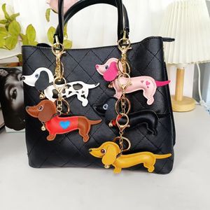 Porte-clés en cuir en forme de chien teckel avec clochette, breloque de sac en cuir, décoration de chien teckel en cuir, cadeaux de luxe faits à la main - Product Image 3