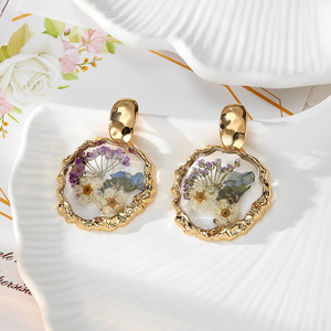 Pendientes Colgantes de Resina con Flores Secas, Pendientes Colgantes en Tono Dorado, Joyería Floral Redonda para Mujer, para Fiestas - Product Image 5