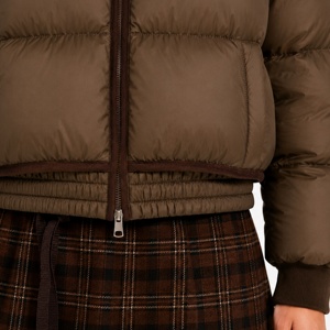 Fabricant de vestes d'hiver matelassées pour femmes, style bomber court, avec garniture contrastante en tricot côtelé, sur mesure OEM - Product Image 6