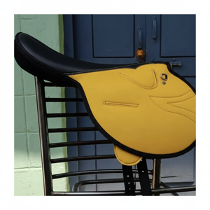 Selle de course équestre imperméable en cuir avec sangle de type girth - Product Image 1