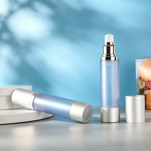 Botella Cosmética Transparente Esmerilada de Lujo con Anillo de Aluminio Plateado Mate y Dispensador Blanco de PP para Suero - Product Image 1