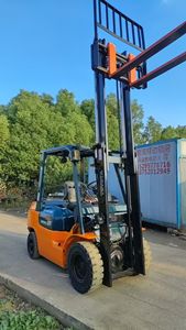 Gebrauchter 2,5-Tonnen-Dieselstapler FD25 mit Zweistufigem Mast und Allradantrieb, Vollgummireifen für den Baustelleneinsatz im Angebot - Product Image 4