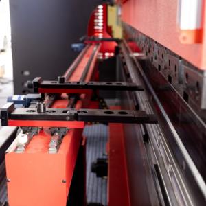 מערכת da53t 70t cnc אלקטרו הידראולי סרוו גיליון מתכת קיפול אוטומטי כיפוף המכונה על רכיב המנוע - Product Image 5