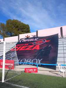 Stampa Personalizzata di Grande Formato su Tessuto in Poliestere ad Alto Impatto per Segnaletica della Zona Tifosi del Torneo di <span class=keywords><strong>Calcio</strong></span> 2026 - Product Image 2