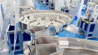 Machine de comptage et d'emballage automatique de manchons en plastique avec deux cuvettes vibrantes pour pièces et bagues de tuyaux en plastique