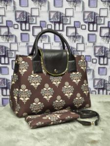 Bolso de mano de poliseda satinada color árbol de la vida o Guldasta Deep Chocolate o marrón cacao, con neceser a juego - Product Image 2