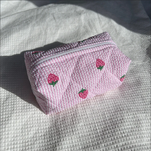 手工绗缝草莓化妆包粉色格子拉链洗漱包定制刺绣可爱女性化妆包 - Product Image 4