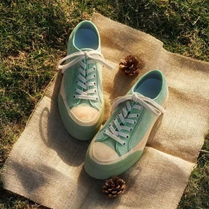 Zapatillas de lona versátiles con efecto desgastado para el día a día de un brand de nicho. Zapatos de skate para hombre y mujer - Product Image 1