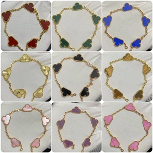 Bracciale di Lusso in Argento S925 con Quadrifoglio, Progettato per Donne, Placcato in Oro 18K con Catena e Connettori Raffinati - Product Image 3