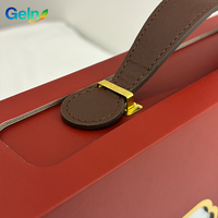 Boîte cadeau rigide de luxe avec poignée en cuir PU, logo personnalisé estampé à chaud, emballage de coffret cadeau haut de gamme pour les cadeaux de fin d'année