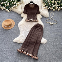 Ensemble deux pièces tricoté pour femme, taille haute, avec haut à manches courtes à sequins et volants, et jupe midi, idéal pour le quotidien