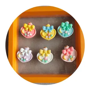 Nuovo a forma di cuore multicolore portafortuna a forma di cuore piatto resina cabochon ornamenti 3D resina melma Charms per la creazione di gioielli fornitore