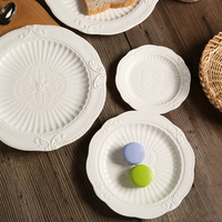 Assiette en céramique haut de gamme à bord doré, style rétro européen, avec motif papillon en relief, idéale pour brunch à la maison et desserts de café