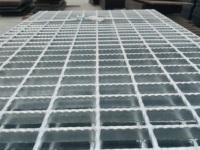 Plateforme de travail industrielle pour la construction routière, utilisant des grilles en acier galvanisé à chaud dentelées