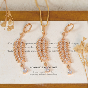 Parure de <span class=keywords><strong>bijoux</strong></span> indienne plaquée or 18 carats avec zircone cubique motif épi de blé, comprenant des boucles d'oreilles pendantes à longues pampilles et un collier pendentif goutte d'eau - Product Image 2