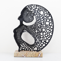 Statue d'art abstrait décorative de luxe moderne noire en forme de figurine féminine ajourée pour hôtel, ornement artisanal de bureau, vente en gros