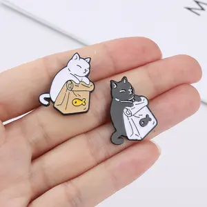 Kartun Lucu Paduan Lencana Kucing Pasangan Kucing Hitam dan Putih dengan Pakaian Ikan Aksesoris Ransel Cat Enamel Kerah Pin