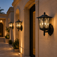 Lanterne murale extérieure traditionnelle avec cadre en treillis diamanté pour l'éclairage des jardins de villas