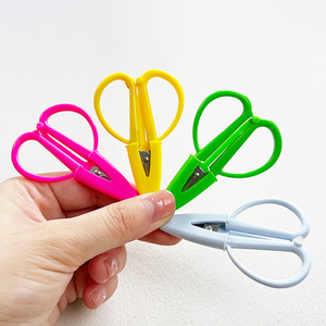 กรรไกรตัดผ้าพลาสติกขนาดเล็กพกพาได้อุปกรณ์ตัดขอบเรียบทำจากสเตนเลสสตีลสำหรับนักเรียน - Product Image 6