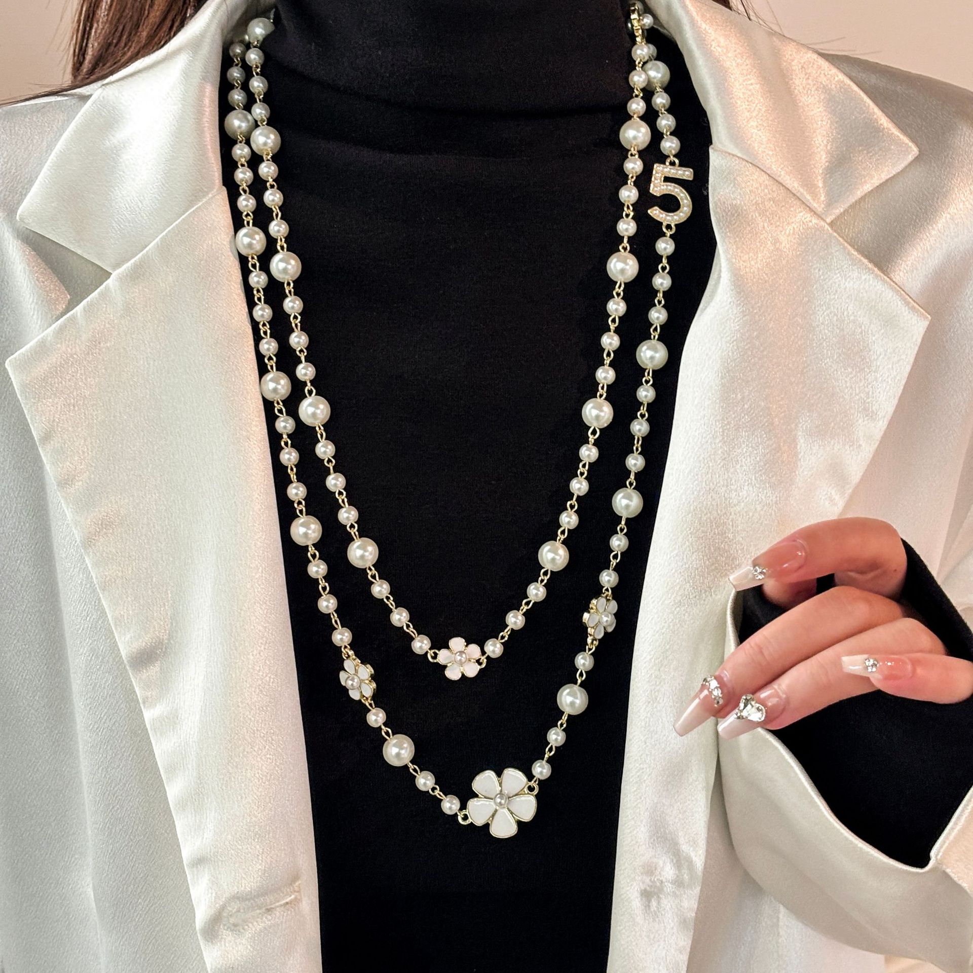524 White Pearl Five-Character Small Flower