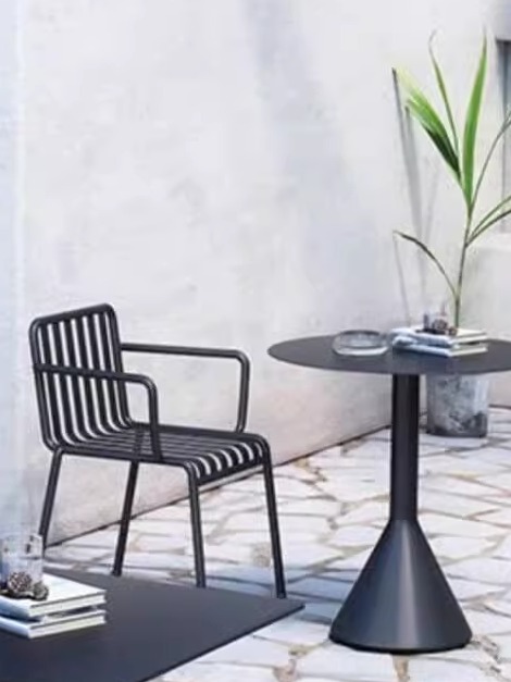 Chaise noire avec accoudoirs [enchère minimum de deux pièces]