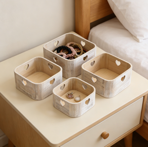 Panier de rangement carré en bois de couleur charretée de degré moyen avec poignées en forme de cœur. Style américain. Produit écologique. - Product Image 6