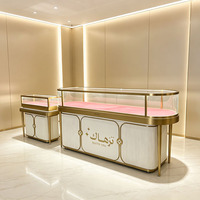 Vitrine de luxe incurvée en or pour bijoux, présentoir en verre trempé avec éclairage LED, comptoir personnalisé pour boutique de montres et cosmétiques