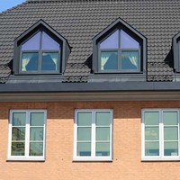 Conception rétractable en aluminium personnalisée en usine Pergola en verre trempé Système de toit de terrasse Fenêtre de toit coulissante