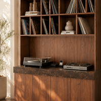 Meuble de rangement pour disques vinyles en noyer sur mesure avec étagères de présentation et comptoir en pierre