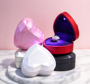 Boîte à bague LED en forme de cœur à facettes, en carton brillant, design diamant multi-facettes, doublure en velours violet, fermeture magnétique - Product Image 3