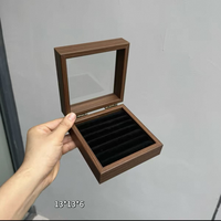 Boîte à bijoux carrée de luxe en bois de noyer George avec logo personnalisé, fermeture à boucle, organisateur de bagues et bracelets, vitrine en verre, petite taille