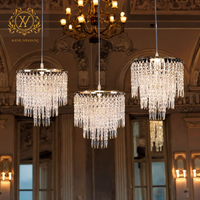 Luminaire de luxe Fournitures de mariage Ensemble de chandeliers à trois têtes en métal doré perlé et cristal pour décoration de plafond de mariage