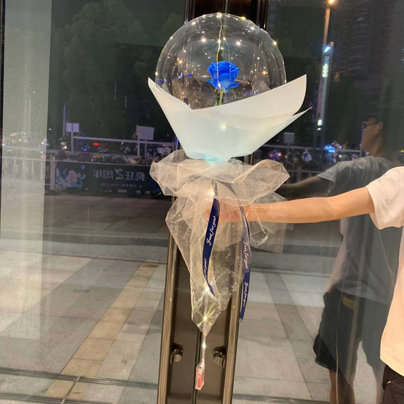 Rosa azul + papel artesanal azul + hilo