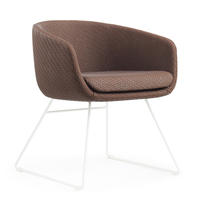 Fauteuil en tissu gris chiné clair avec base en métal noir, style moderne et minimaliste, fauteuil d'appoint en forme de seau