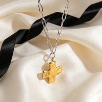 Collier en acier inoxydable plaqué or 18 carats avec pendentif croix martelé classique et chaîne trombone